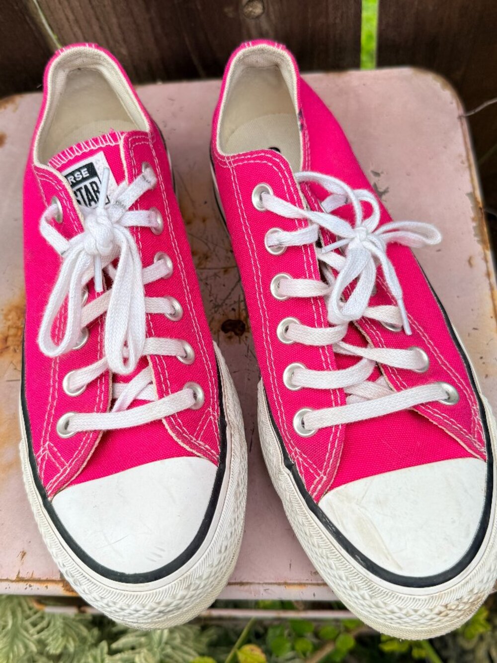 Pink (Barbie Pink) Converse low Top Tennis Shoes Sneakers Chucks Size Womens 6.5